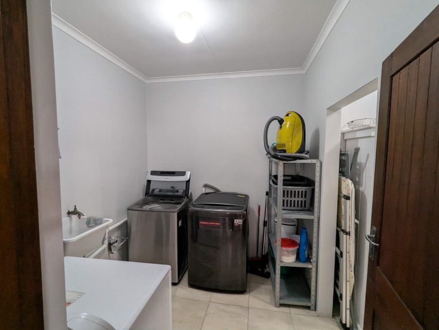 5 Bedroom Property for Sale in Fraaiuitsig Western Cape